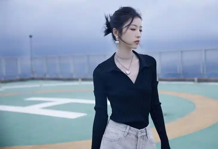 周雨彤 黑色毛衣 牛仔裤 气质美女4k壁纸-明星壁纸 - 壁纸家