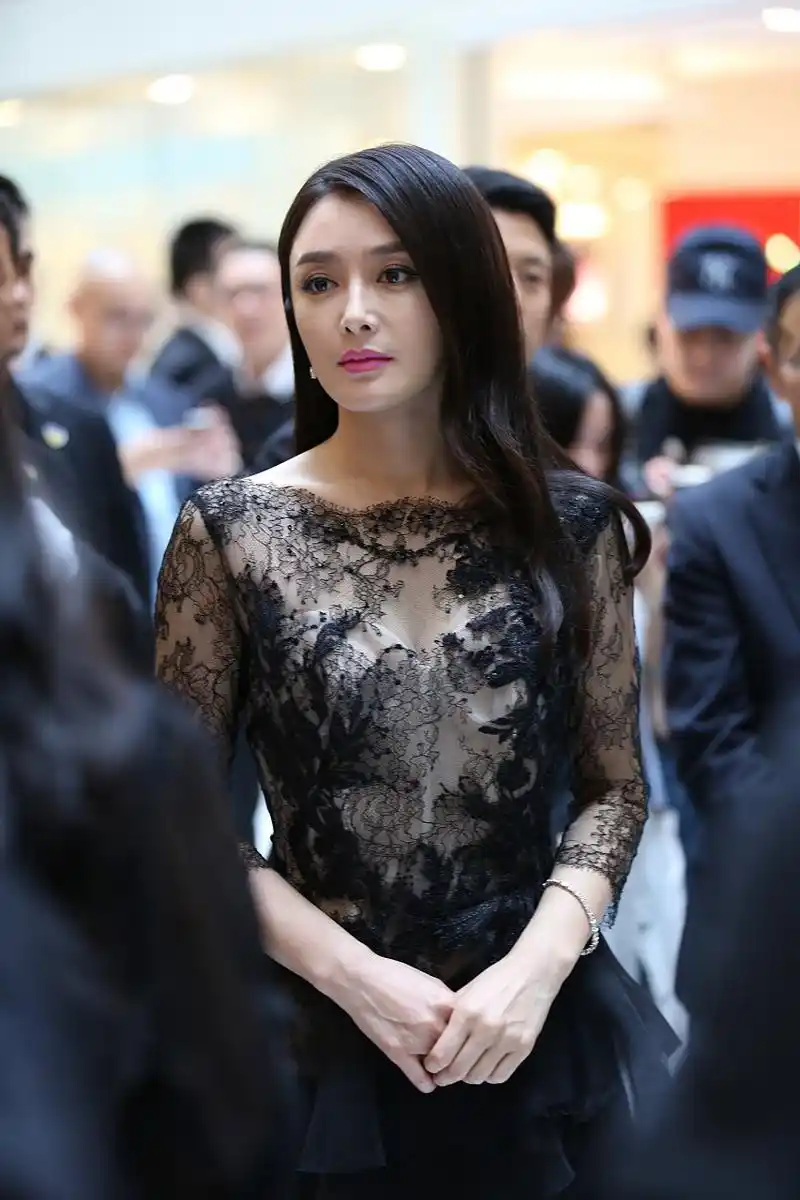 秦岚曾经的男朋友原来是黄晓明,据说同居5年后分手,至今婚姻成谜,有