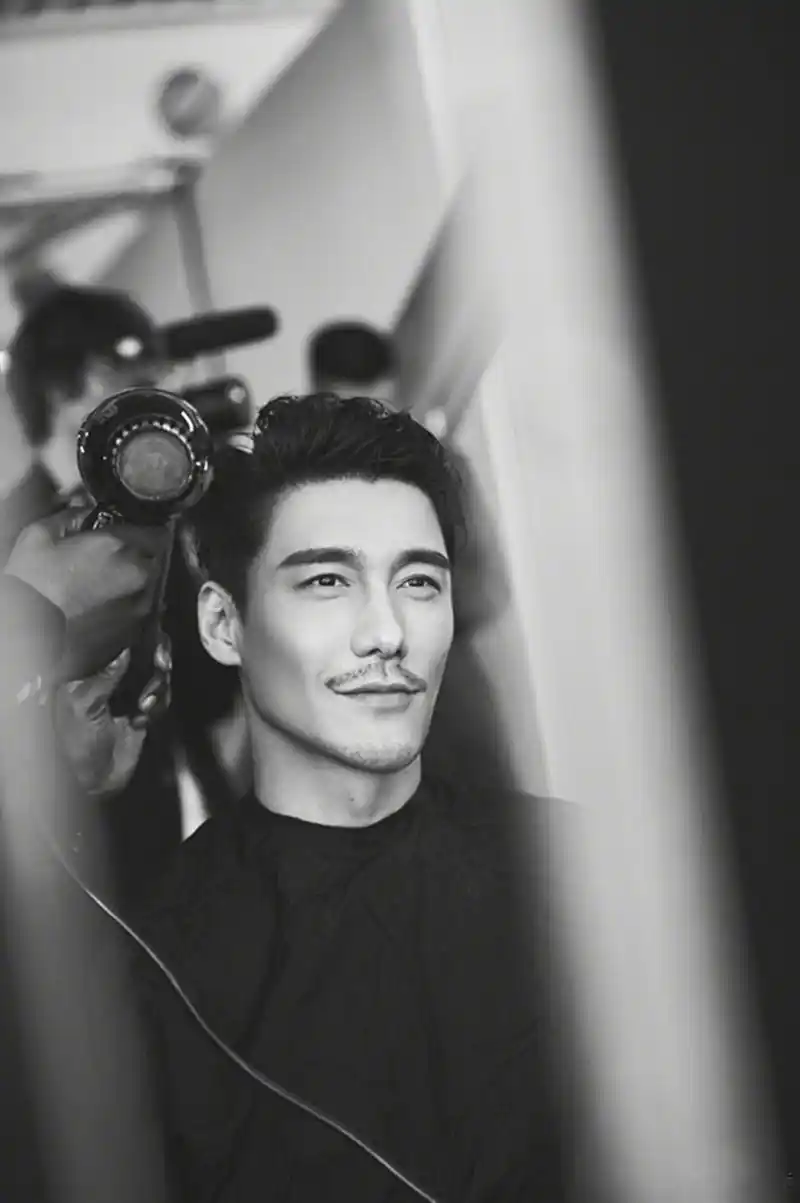 胡兵都快50岁了,照样走上t台帅翻时装周,这才叫中国骄傲!