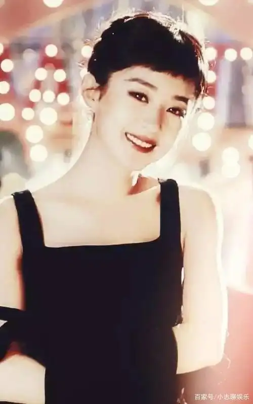 其中最像赫本的是袁立的赫本风造型,袁立的这组照片在神态上有点神似