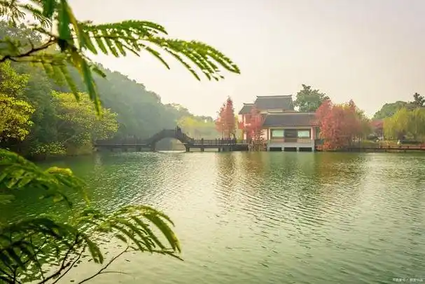 尚湖风景区是江苏省常熟市的一个著名5a级旅游景点,北依十里虞山,东临