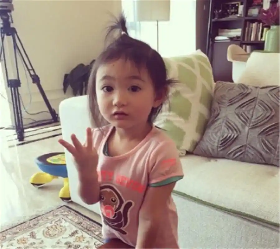 爸爸回来了2萌神奥莉可爱高清手机桌面壁纸下载