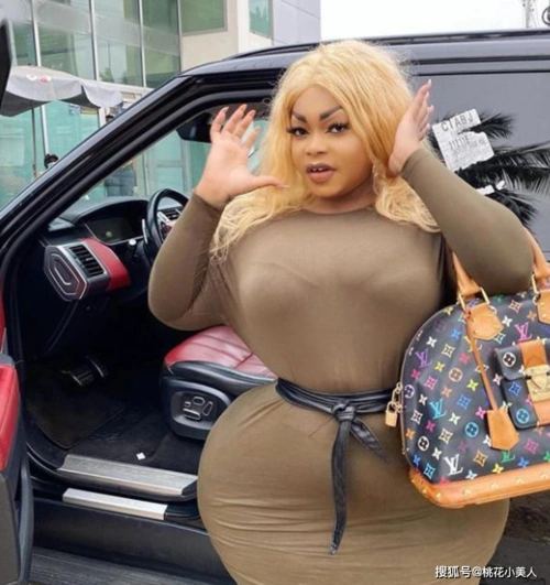 象牙海岸的超大码模特,号称非洲卡戴珊,她的男友只有她一条腿大_手机