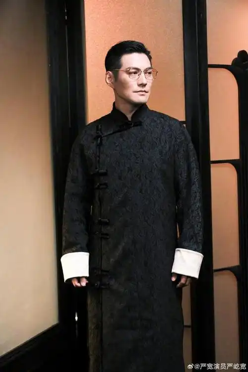 这一夜严屹宽帅得夺目新中式战袍高级优雅45岁仍像小说男主