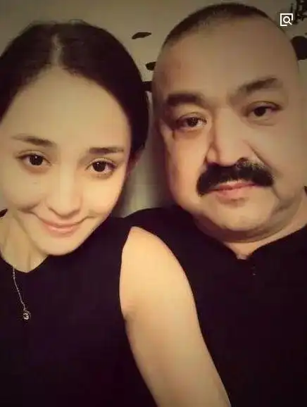 古力娜扎现任的老公是哪一位(古力娜扎手掌)