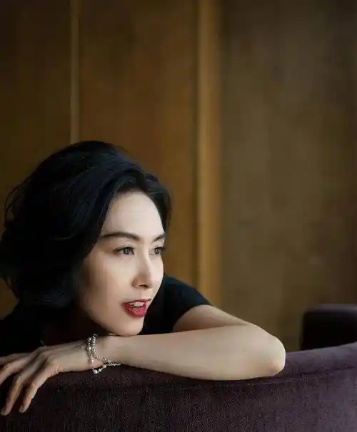 50岁朱茵接女儿放学,眉眼间难掩疲倦,网友慨叹:女神老了_生活_显得