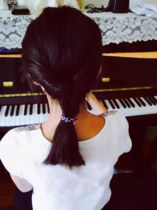 谁有女生弹钢琴的头像图片,文艺的,不要动漫