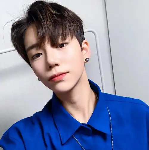 也可以保留一定的头发长度,根据自己的脸型头型来选择适合自己的发