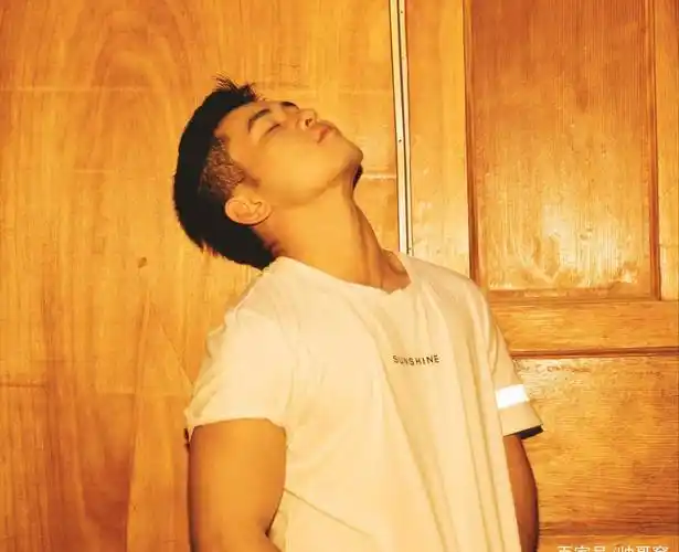 穿白色t恤又爱自拍的小哥哥,爱笑的男生都是特别容易让人接近吗