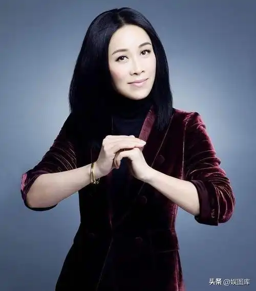 那英换了风格减龄20岁,穿工装衬衫配直筒裙,完全没了大妈味