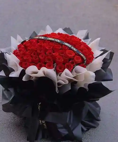 1,红玫瑰花一朵110元,12朵红玫瑰花价格1314元,红玫瑰代表爱是心口