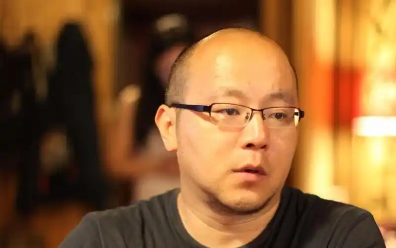 女方长发飘飘,窦唯常骑自行车载她逛街