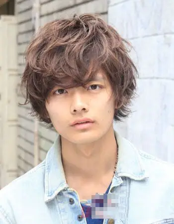 男生日系短发烫发发型做帅气的美男子