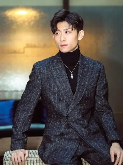 张一山穿西装搭"毒液装",霸道总裁范儿十足,迷倒万千少女!