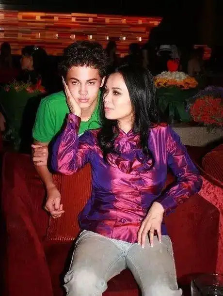 抛弃付笛生插足侯耀文被外国丈夫毒打韦唯过得怎么样