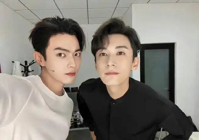 刘学义许凯一起过521#刘学义和许凯合照96 黑色和白色的搭配真的很