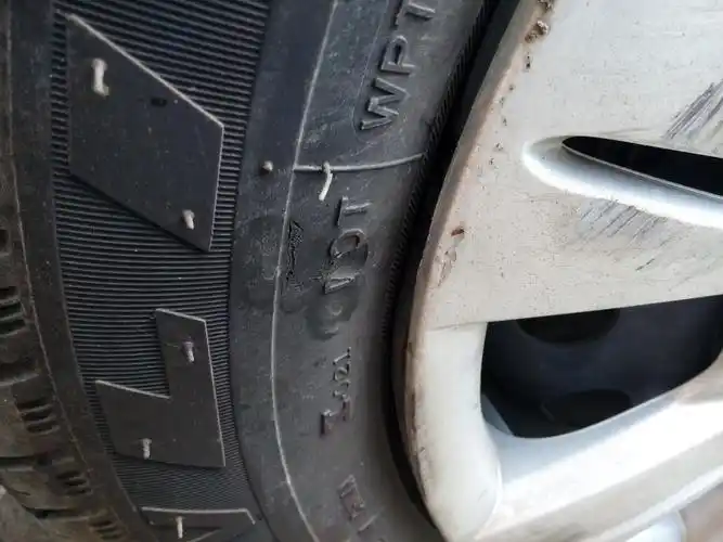 各位大侠能否帮我看下轮胎有没有伤到帘线?