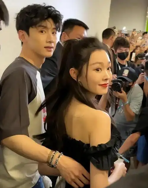 白敬亭和宋轶参加朋友婚礼恋情实锤引发关注