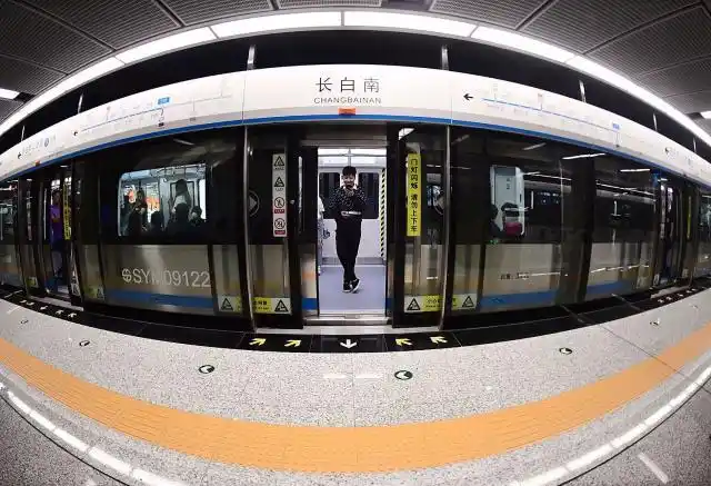 地铁九号线正式开通引来众多市民体验