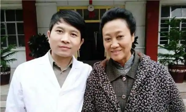 《亮剑》里的他,父女俩五官超像,难怪越看越眼熟|演员|王丽云|老戏骨