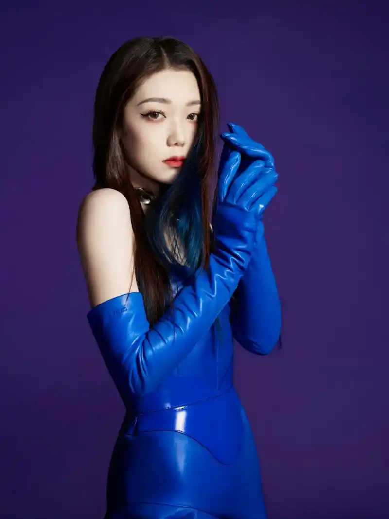 希林娜依高# 一袭蓝色抹胸皮裙,丰满傲人的事业线,前凸后翘,白皙水嫩