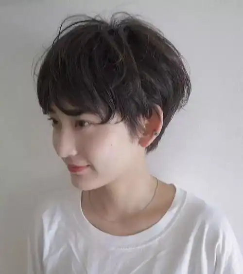 而且更修饰脸型,这类型的短发发型不仅更好看,慵懒感的短发会更受欢迎