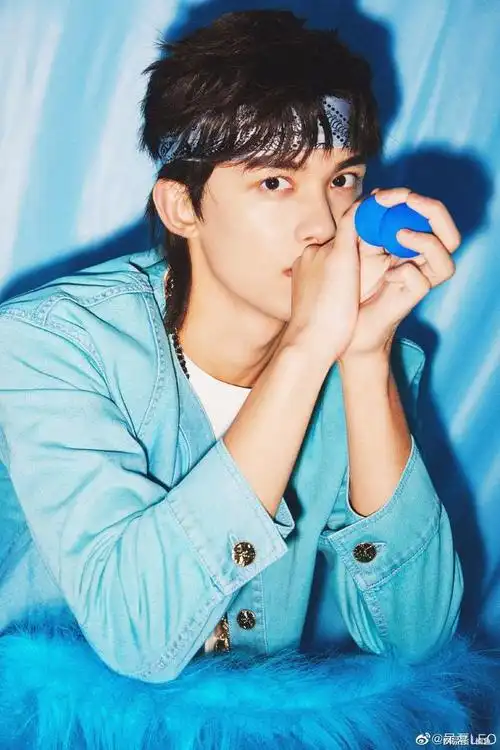 21岁吴磊少年感十足狼尾发型活力四射似漫画里的二次元男孩