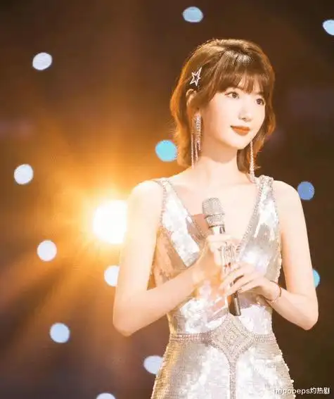 33岁毛晓彤气质太绝,卷毛 黄裙甜到网友头晕,少女公主终于有了现实