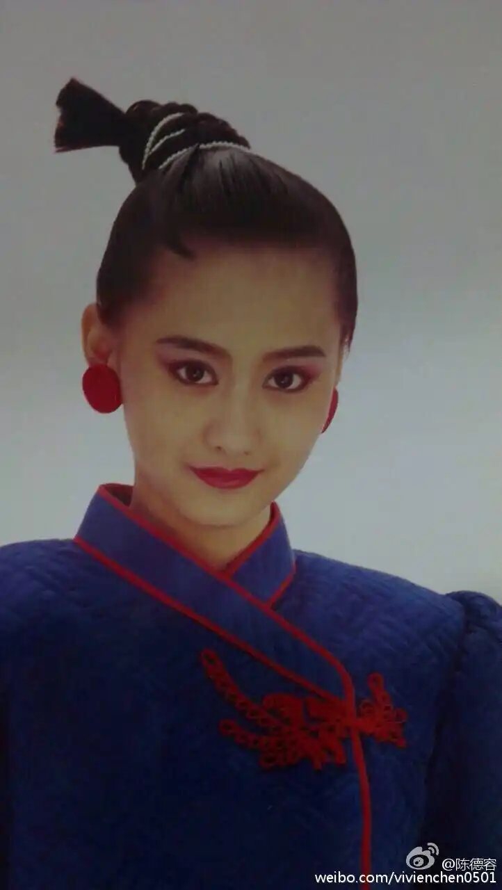 组图:陈德容晒13岁首次拍摄广告旧照 清纯甜美女神范儿