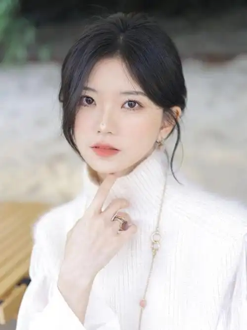 知性又有气质的美女穿白色衣服更加显得温文尔雅温婉可人