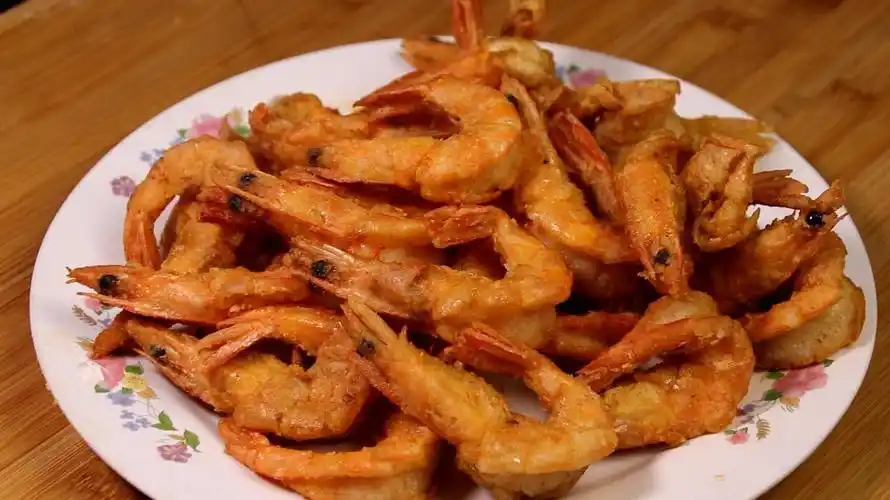 炸大虾用淀粉还是用面粉,又香又脆又好吃的油炸大虾做法步骤