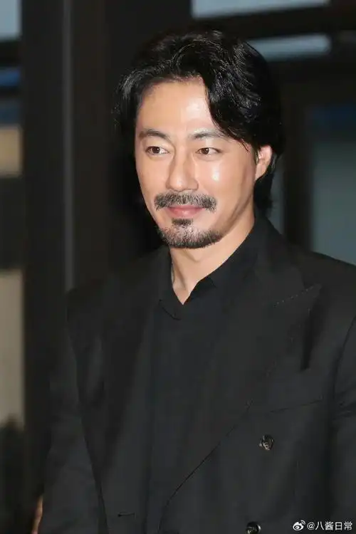 赵寅成留胡子了(想起蒋勤勤以前说陈建斌年轻的时候像赵寅成#赵寅成