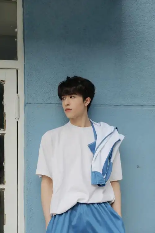 尹浩宇蓝白校服操场随拍这是哪里来的帅气男高太令人心动啦