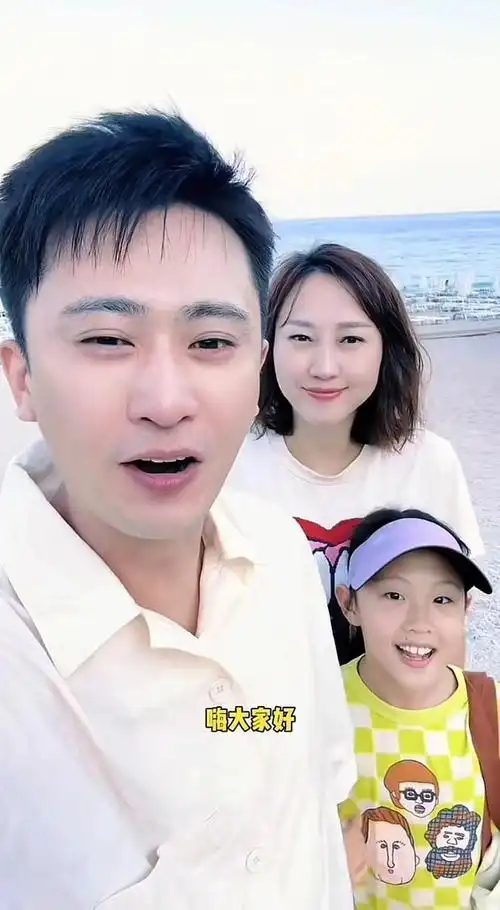 央视杨帆携妻女游土耳其玩滑翔伞买10多个宝石手镯老婆大变样