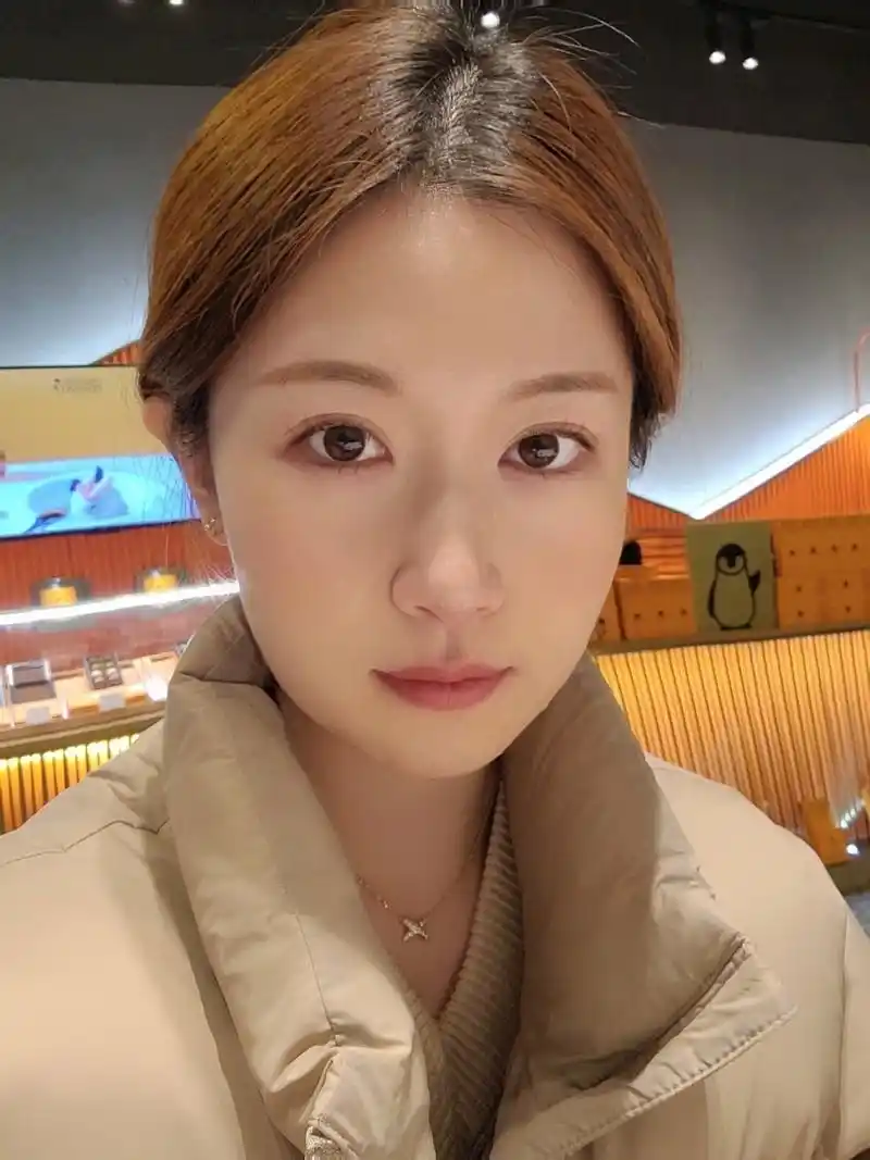 少妇自拍 找个地方发发普通女孩自拍嘿嘿