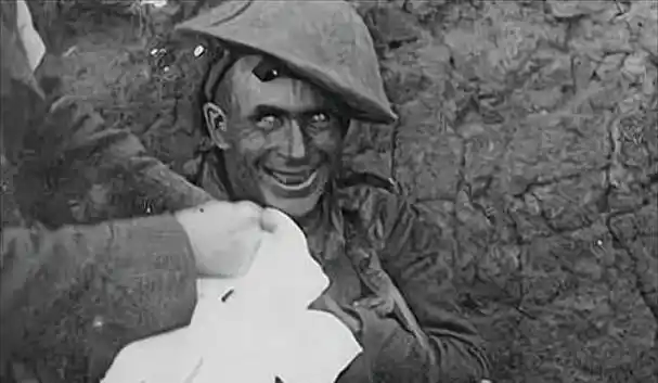 原创被大部队遗忘的哨兵深埋地下9年发现时双目失明仍坚守军需库