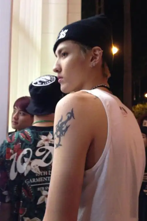 明星纹身比拼:张艺兴宠粉,胡歌孝顺,他的纹身让人设崩塌