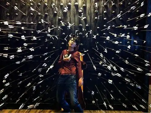 想起一件件事,感觉落寞 今夜一个人坐在银幕前,想起一出出戏,感觉万箭