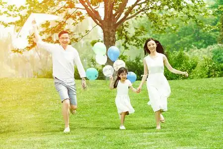 一家三口在草地上奔跑