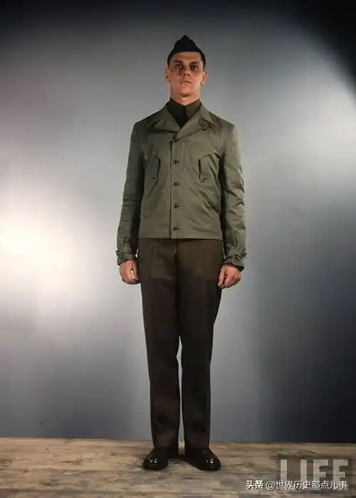 身穿标准军服的美国陆军军官(中尉).