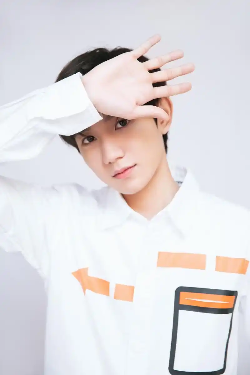 王源白衬衫现身某活动 自曝新专辑筹备中__凤凰网