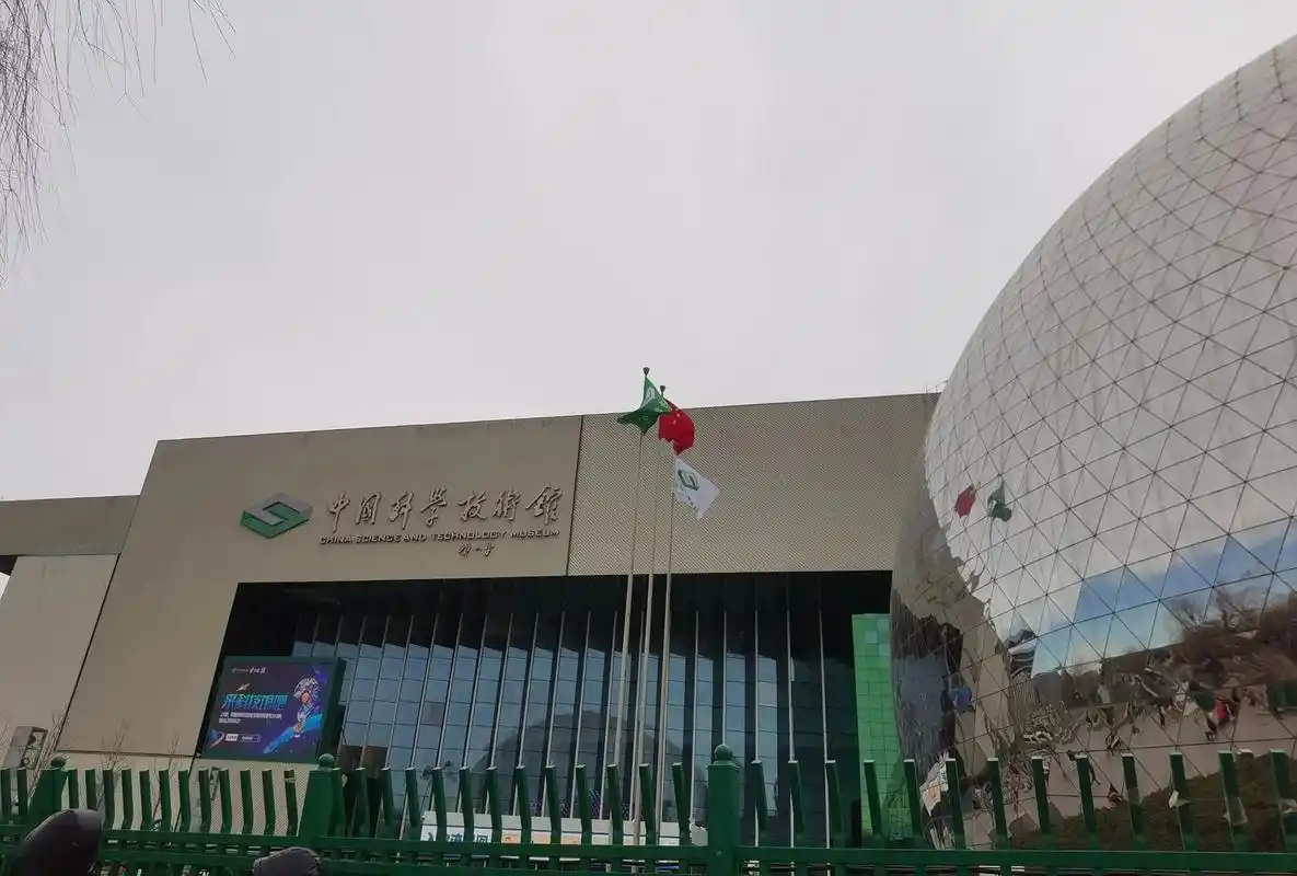 在中国科技馆可以看到很多真实的航天设备,走在馆内 - 抖音