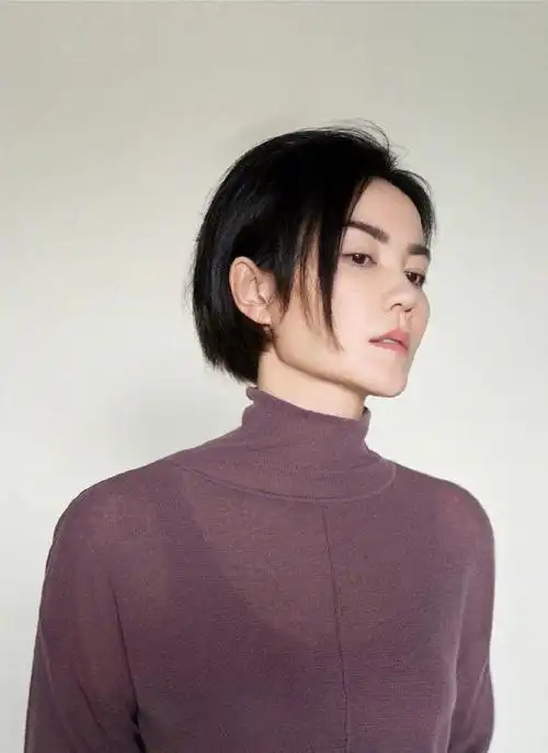 51岁王菲新造型来袭,香芋紫上衣大方优雅,这气质真绝了|背带裤|短发