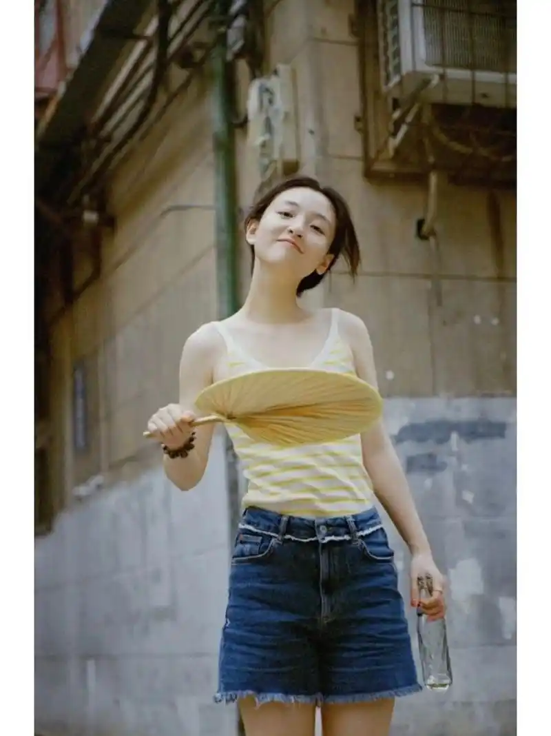 吴倩夏日写真   吴倩这组照片好灵动啊,清新自然,凉爽宜人,爱了爱了.