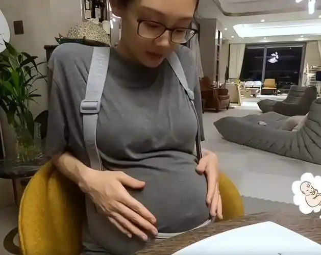 郑恺暂退跑男回家陪老婆苗苗孕晚期肚大如箩已连续宫缩两小时