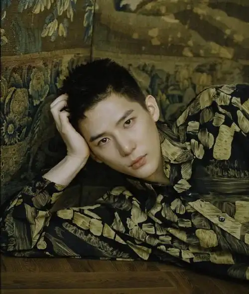 王安宇寸头造型酷帅写真大片99