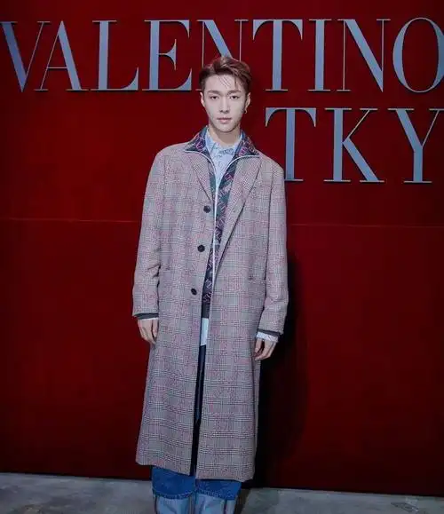 张艺兴这件灰色格子西装看着好时尚网友的关注点却在他鞋子上