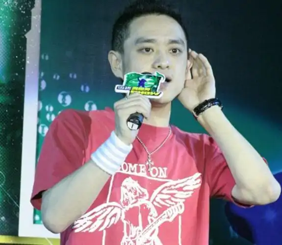 赵英俊也是综艺节目上的常客,曾和王源等人一起参加了《青春旅社》