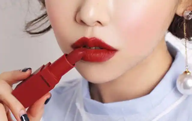 烈焰红唇那一抹嘴唇上的红色魔法告诉你哪种口红最撩人