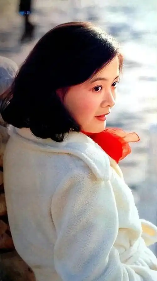 回顾双料影后娜仁花:13岁初入影坛,40岁嫁给导演宁才,42高龄产子